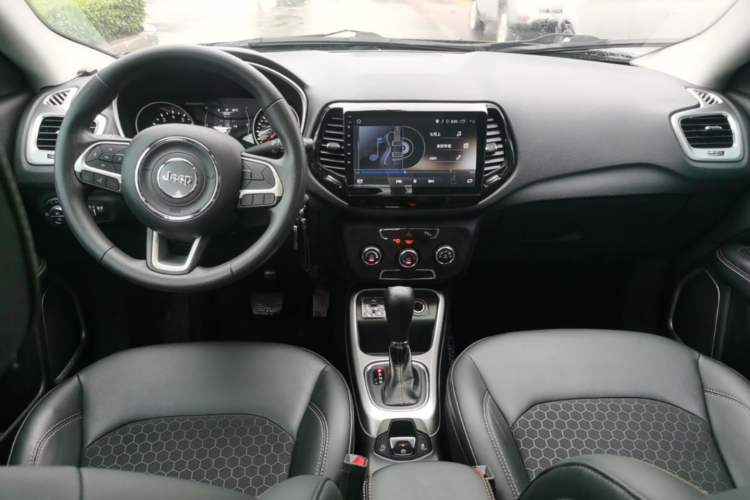 Used Jeep Compass 2017 200T Automatic Comfort Edition Center Console