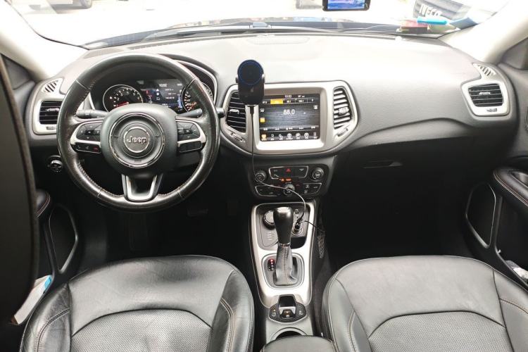 Used Jeep Compass 2017 200T Automatic Family Enjoyment Four-Wheel Drive Edition Center Console