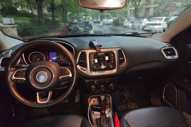 Used Jeep Compass 2017 200T Automatic Comfort Edition Center Console