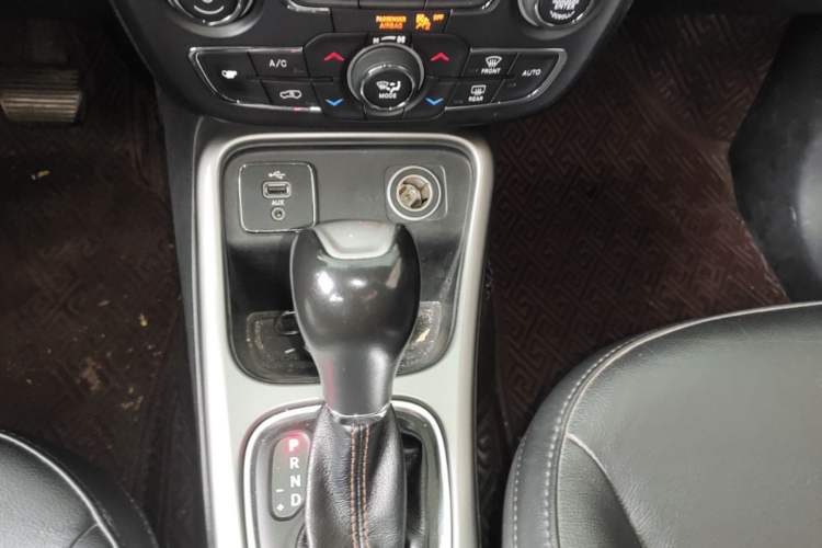 Used Jeep Compass 2017 200T Automatic Family Edition Gear Lever