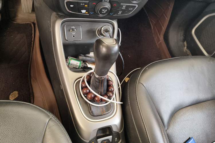 Used Jeep Compass 2017 200T Automatic Family Edition Gear Lever