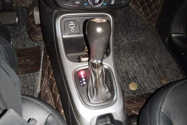 Used Jeep Compass 2017 200T Automatic Family Edition Gear Lever