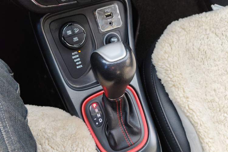 Used Jeep Compass 2017 200TS Automatic High-Performance All-Wheel Drive Edition Gear Lever