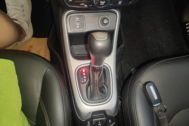 Used Jeep Compass 2017 200T Automatic Family Edition Gear Lever
