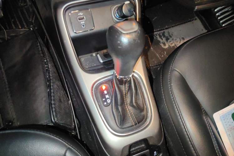 Used Jeep Compass 2017 200T Automatic Family Edition Gear Lever