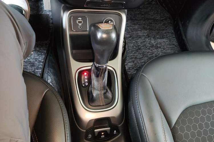 Used Jeep Compass 2017 200T Automatic Comfort Edition Gear Lever