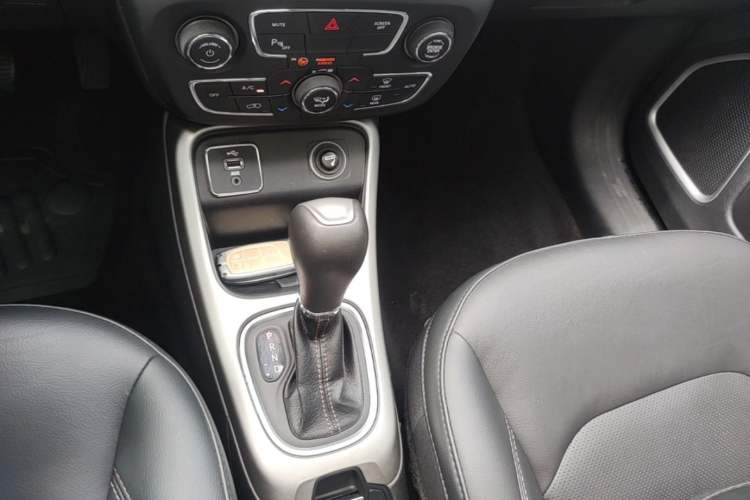Used Jeep Compass 2017 200T Automatic Family Edition Gear Lever