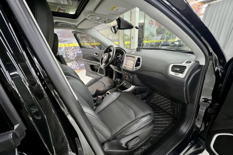 Used Jeep Compass 2017 200T Automatic Family Edition Interior 9