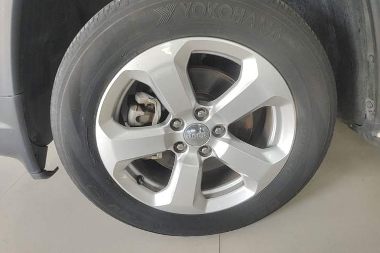 Used Jeep Compass 2017 200T Automatic Family Edition Left Front Wheel Hub