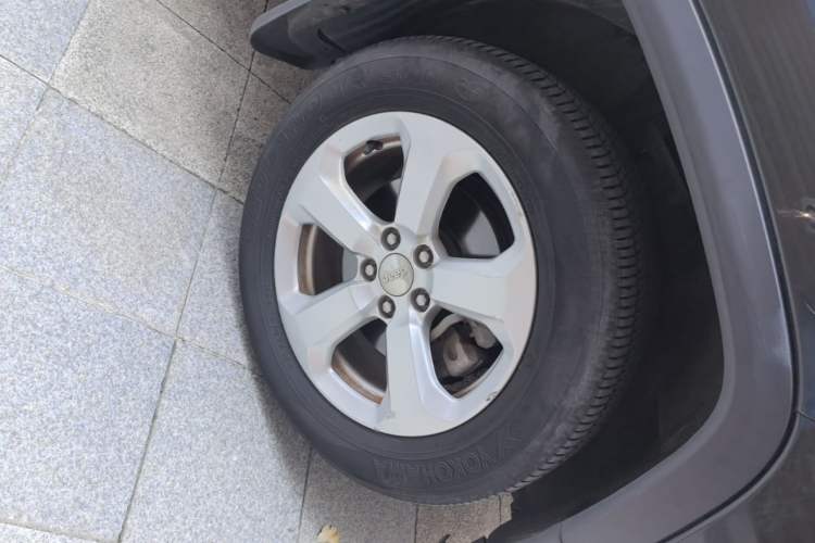 Used Jeep Compass 2017 200T Automatic Comfort Edition Left Front Wheel Hub