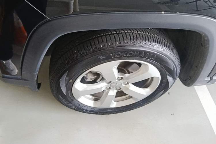 Used Jeep Compass 2017 200T Automatic Comfort Edition Left Front Wheel Hub