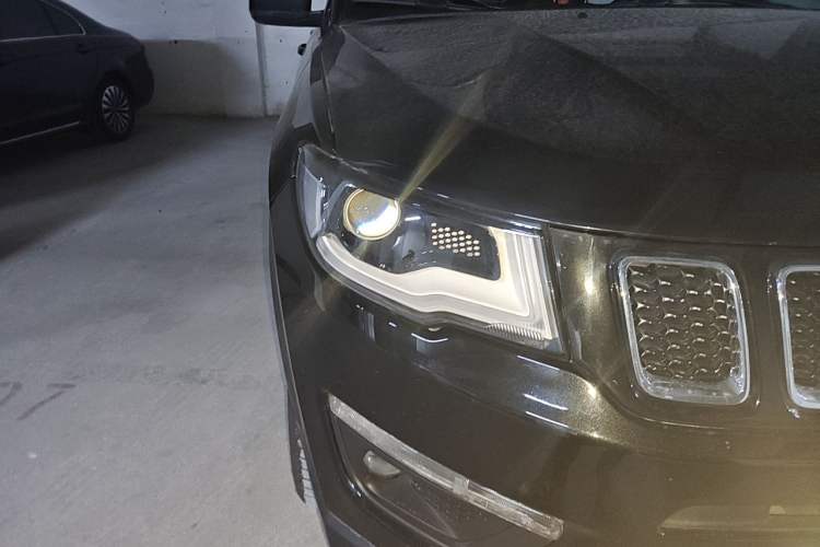 Used Jeep Compass 2017 200T Automatic Family Enjoyment Four-Wheel Drive Edition Right Front Headlight