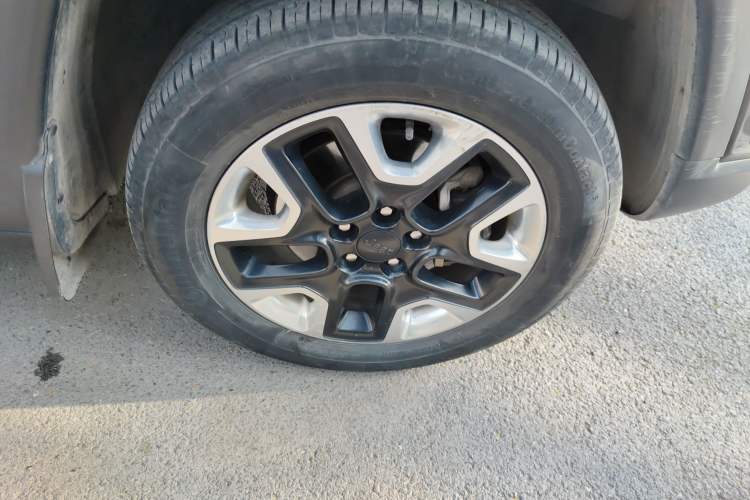 Used Jeep Compass 2017 200TS Automatic High-Performance All-Wheel Drive Edition Right Front Wheel Hub