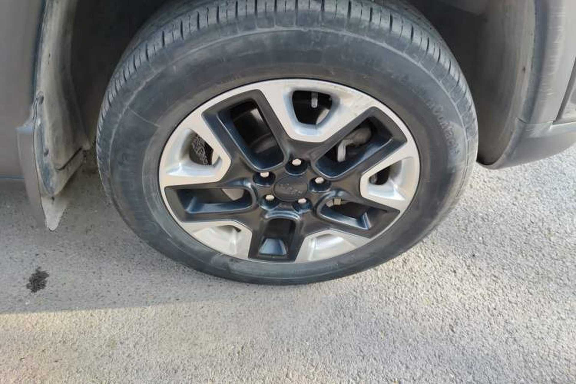 Used Jeep Compass 2017 200TS Automatic High-Performance All-Wheel Drive Edition Right Front Wheel Hub