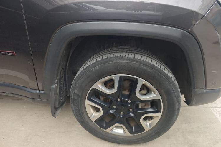 Used Jeep Compass 2017 200TS Automatic High-Performance All-Wheel Drive Edition Right Front Wheel Hub