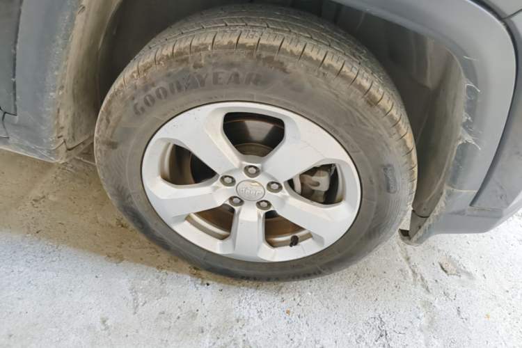 Used Jeep Compass 2017 200T Automatic Family Edition Right Front Wheel Hub
