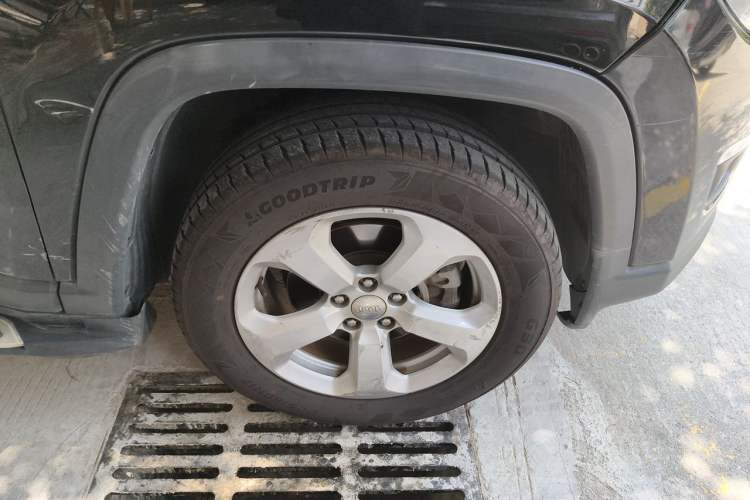 Used Jeep Compass 2017 200T Automatic Family Edition Right Front Wheel Hub