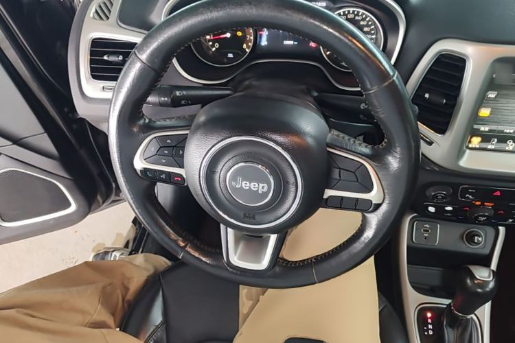 Used Jeep Compass 2017 200T Automatic Family Edition Steering Wheel