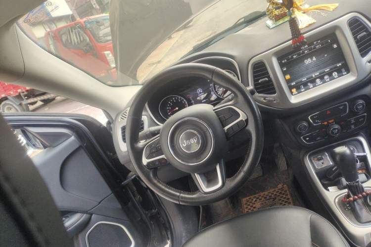 Used Jeep Compass 2017 200T Automatic Family Edition Steering Wheel