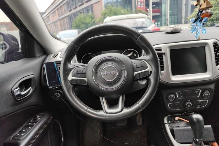 Used Jeep Compass 2017 200T Automatic Family Edition Steering Wheel