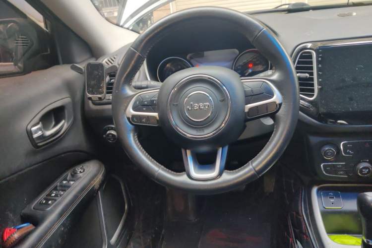 Used Jeep Compass 2017 200T Automatic Family Edition Steering Wheel