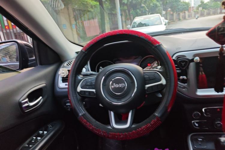 Used Jeep Compass 2017 200T Automatic Family Edition Steering Wheel