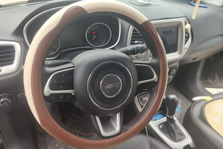 Used Jeep Compass 2017 200T Automatic Family Edition Steering Wheel