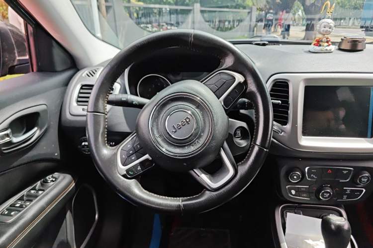 Used Jeep Compass 2017 200T Automatic Family Edition Steering Wheel