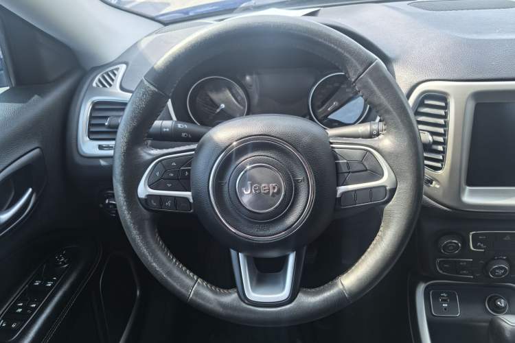 Used Jeep Compass 2017 200T Automatic Family Edition Steering Wheel