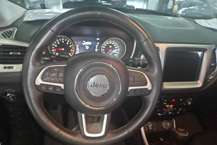 Used Jeep Compass 2017 200T Automatic Family Edition Steering Wheel