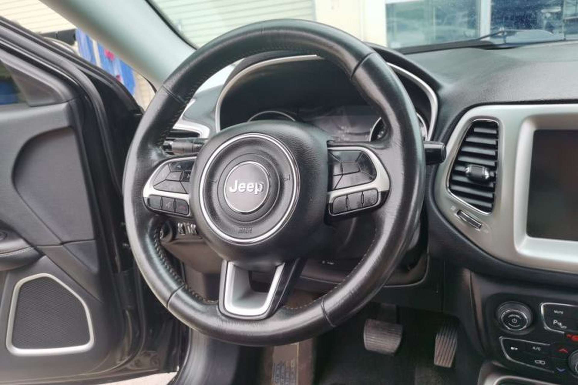 Used Jeep Compass 2017 200T Automatic Family Edition Steering Wheel