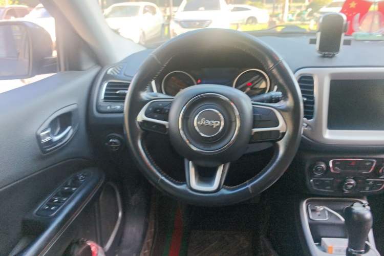 Used Jeep Compass 2017 200T Automatic Family Edition Steering Wheel