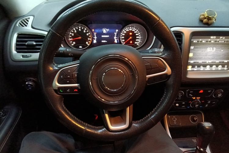 Used Jeep Compass 2017 200T Automatic Family Edition Steering Wheel