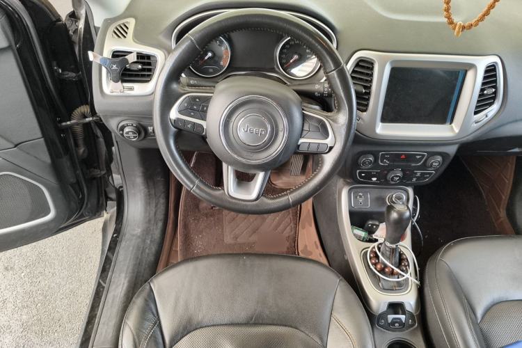 Used Jeep Compass 2017 200T Automatic Family Edition Steering Wheel