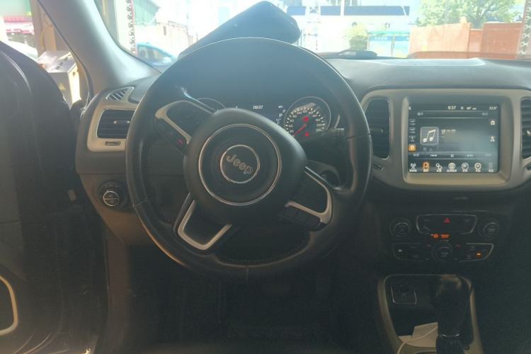 Used Jeep Compass 2017 200T Automatic Family Edition Steering Wheel