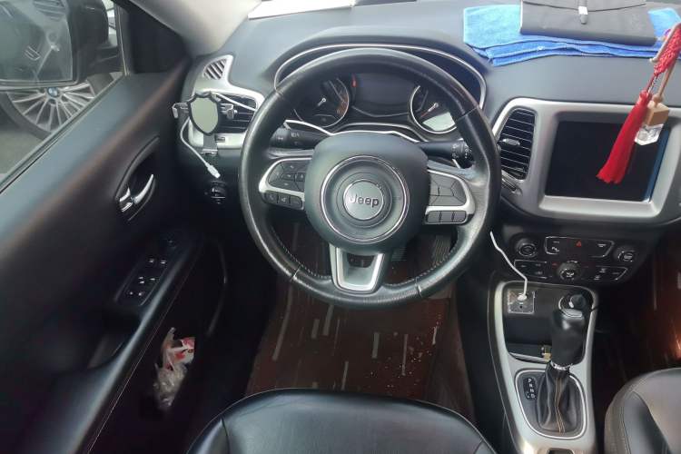 Used Jeep Compass 2017 200T Automatic Family Edition Steering Wheel