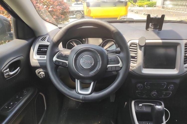 Used Jeep Compass 2017 200T Automatic Family Edition Steering Wheel