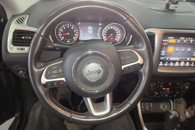Used Jeep Compass 2017 200T Automatic Family Edition Steering Wheel
