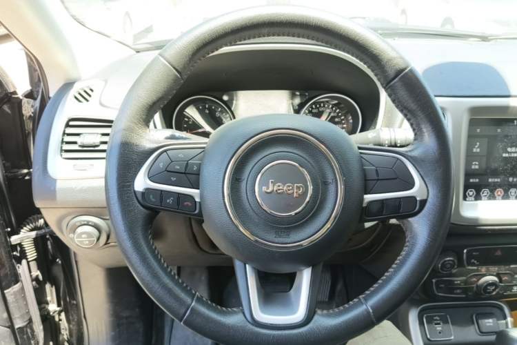 Used Jeep Compass 2017 200T Automatic Family Edition Steering Wheel