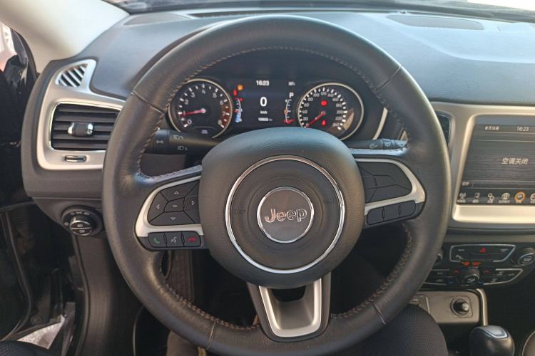 Used Jeep Compass 2017 200T Automatic Family Edition Steering Wheel