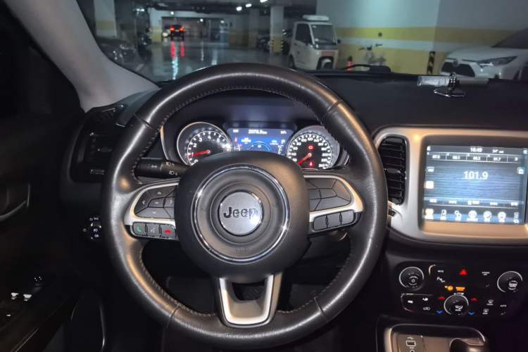 Used Jeep Compass 2017 200T Automatic Family Edition Steering Wheel
