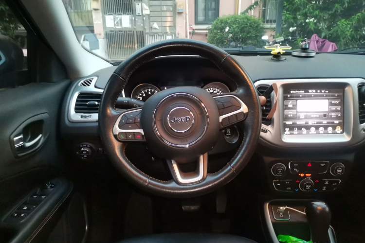 Used Jeep Compass 2017 200T Automatic Family Edition Steering Wheel
