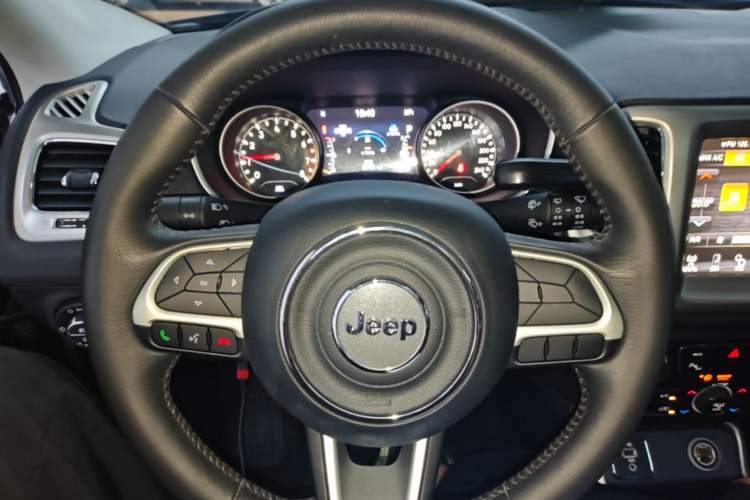 Used Jeep Compass 2017 200T Automatic Family Edition Steering Wheel