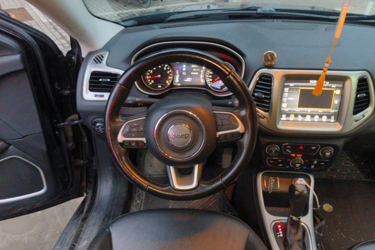 Used Jeep Compass 2017 200T Automatic Family Edition Steering Wheel
