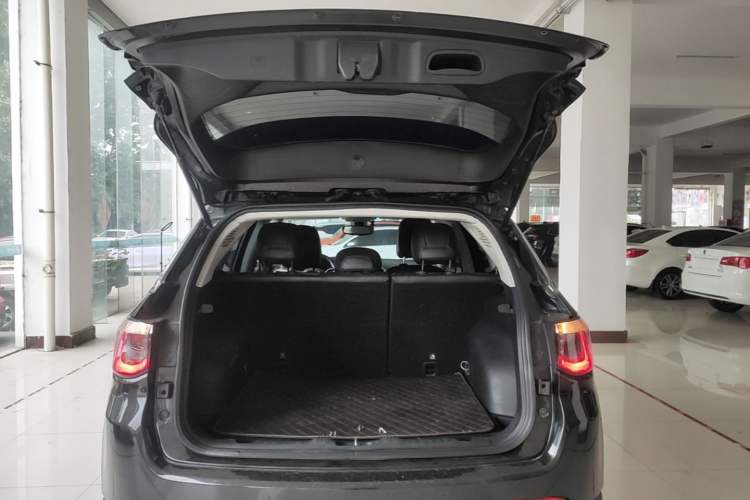 Used Jeep Compass 2017 200T Automatic Family Edition Trunk