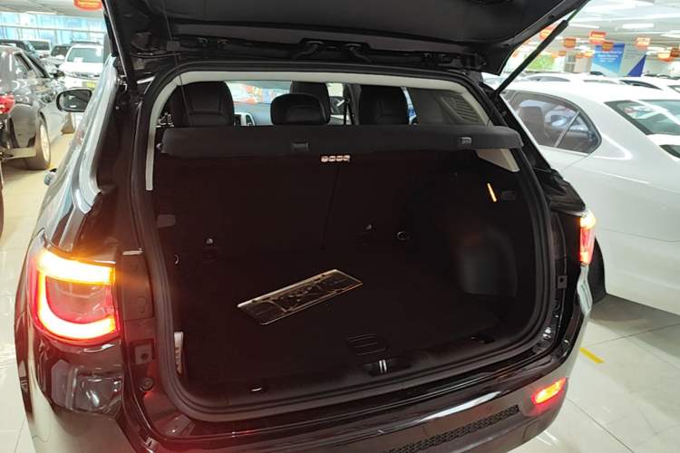 Used Jeep Compass 2017 200T Automatic Family Edition Trunk