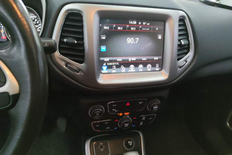 Used Jeep Compass 2017 200T Automatic Family Edition Audio And AC Panel