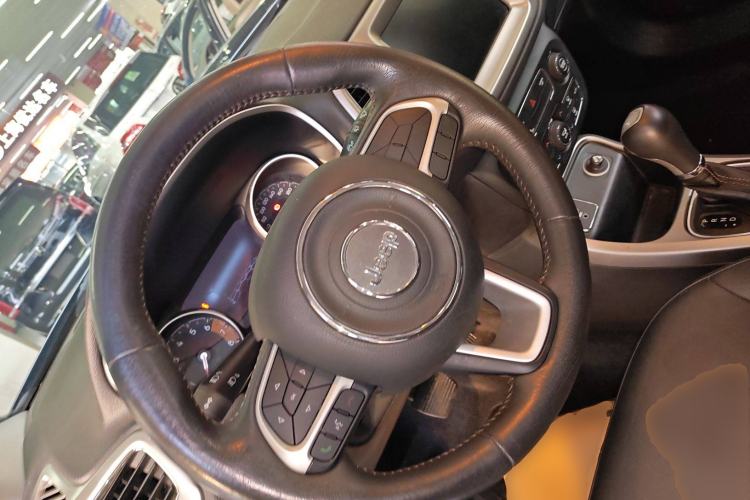 Used Jeep Compass 2017 200T Automatic Family Edition Steering Wheel