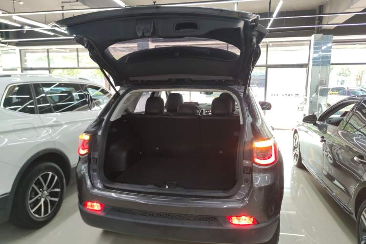 Used Jeep Compass 2017 200T Automatic Family Edition Trunk