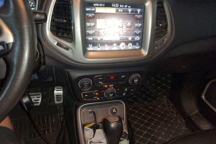Used Jeep Compass 2017 200T Automatic Family Edition Audio And AC Panel
